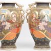 Een paar vazen van Satsuma-aardewerk met meerkleurig en verguld decor van personages.