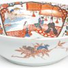 Een grote kom van Arita-porselein, versierd met een decor van figuren, bloeiende takken en vogels. Tijdperk Mei-ji.