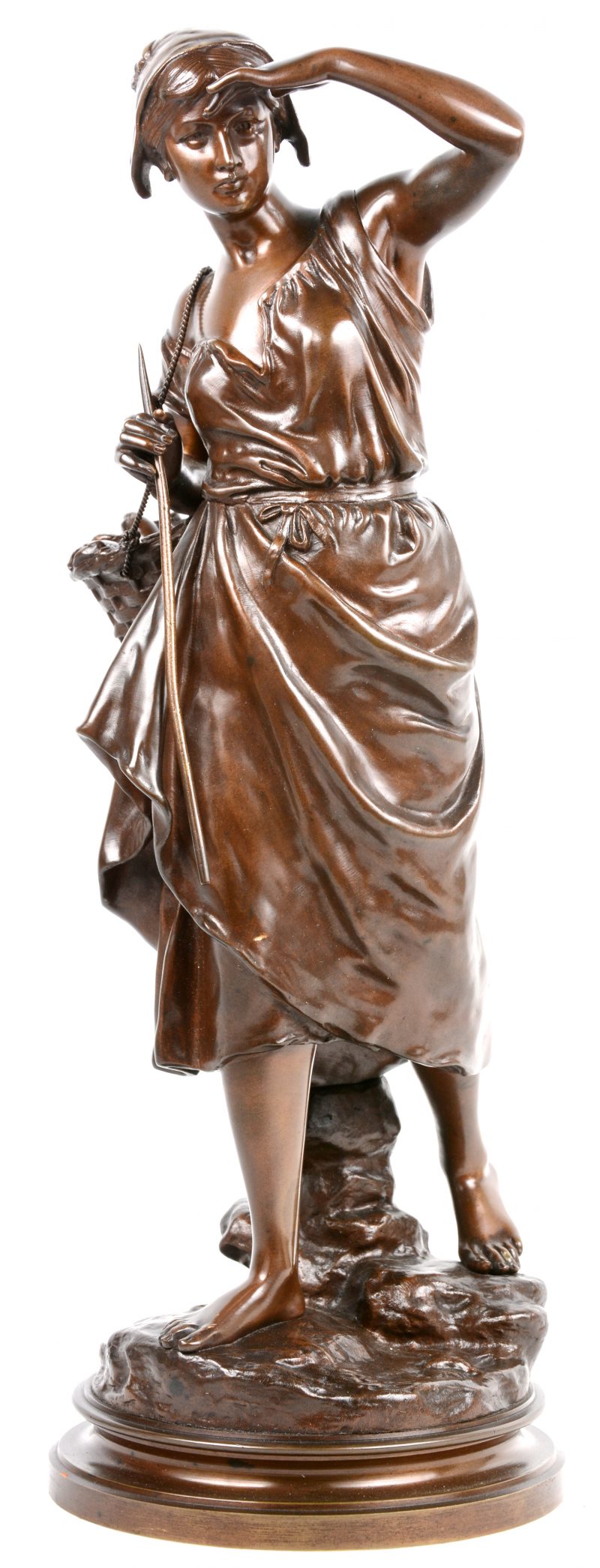 “Vissersvrouw”. Een beeld van bruingepatineerd brons. Gesigneerd.