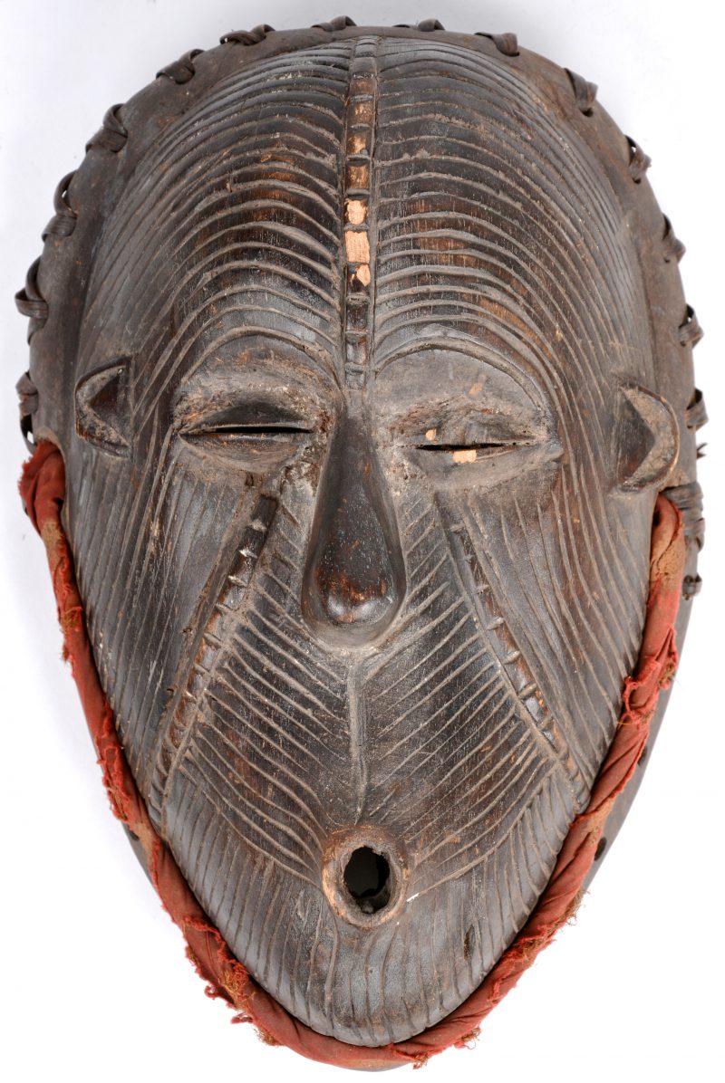 Een masker van gesculpteerd hout. Okuo, Nigeria.