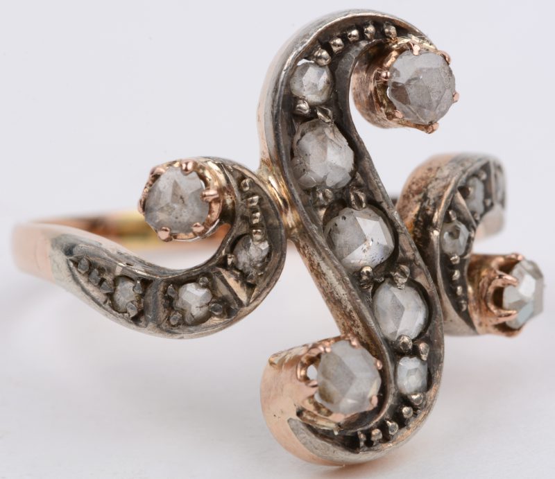Een 18 karaats wit en gouden Victoriaanse ring bezet met diamant oude slijp met een gezamenlijk gewicht van ± 0,50 ct.