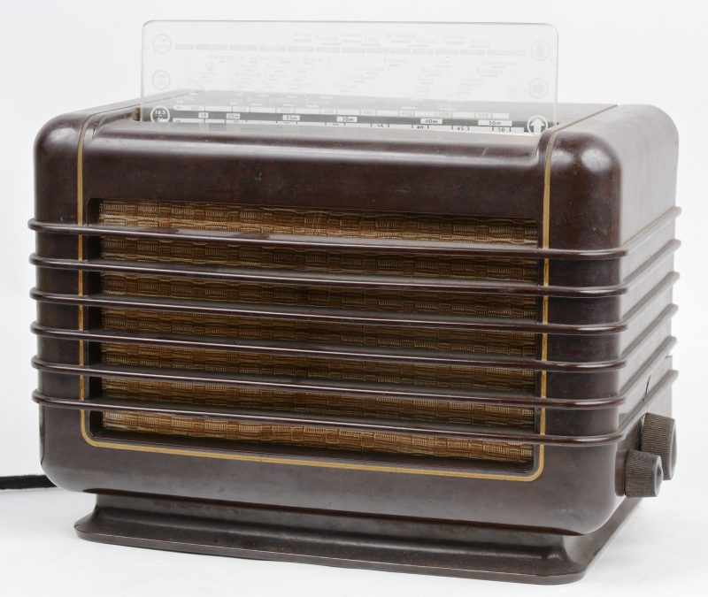 Een oude bakelieten radio.