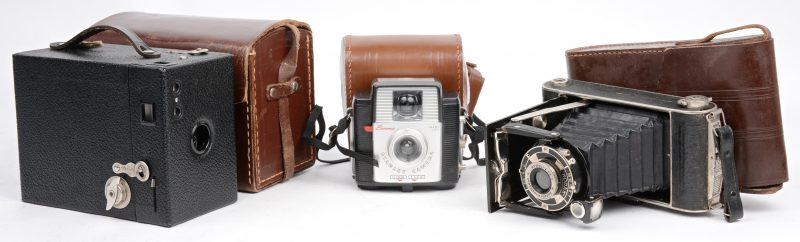 Drie oude camera’s, bestaande uit een balgcamera van Kodak, een boxcamera van hawkeye en een Brownie. Allen in lederen tasje.