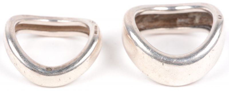 Twee zilveren ringen. 925 ‰.