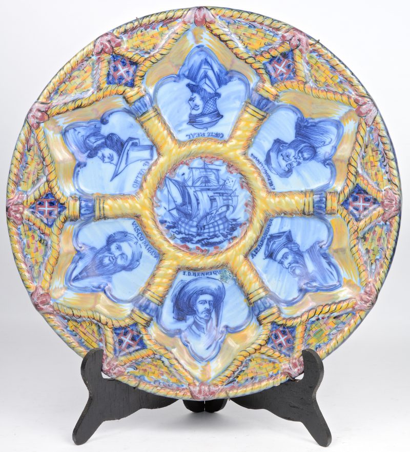 Een sierschotel van Portugees aardewerk met een handgeschilderd decor met zes bekende Portugese ontdekkingsreizigers.