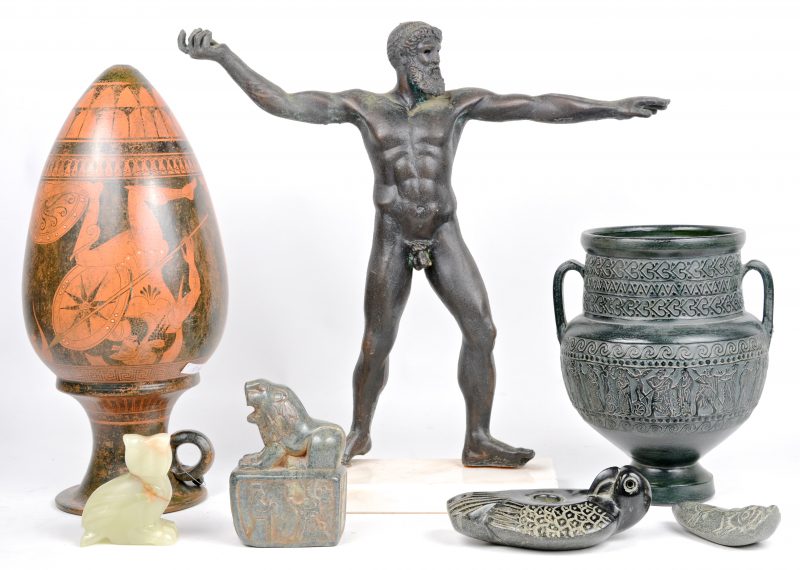 Een lot souvenirvoorwerpen van aardewerk, steen en brons, onder meer uit Griekenland.