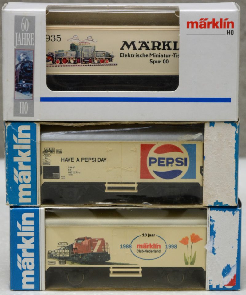 Een lot van drie goederenwagons op schaal HO, bestaande uit een gesloten wagon van Pepsi, een gesloten wagon ter herinnering aan het eerste elektrische modelspoor en een gesloten wagon ter gelegenheid van 10 jaar Märklin Club Nederland in 1998. In originele doosjes.