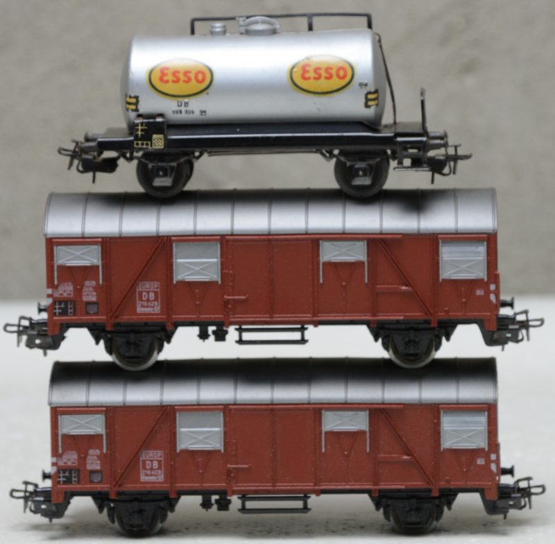 Een lot van drie Duitse goederenwagons, bestaande uit twee gesloten metalen wagons en een tankwagen van Esso.