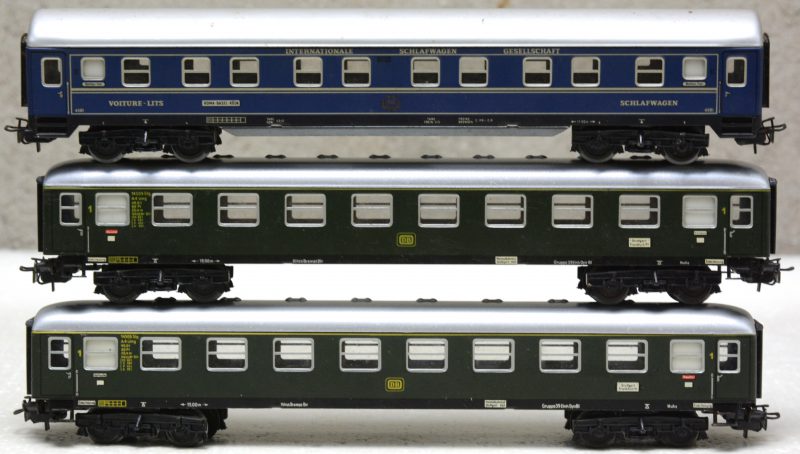 Twee Duitse passagierswagons en een slaapwagen van de ‘Compagnie International des Wagons-lits’ op schaal HO.
