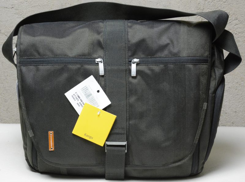 Een tas met draagriem met ritssluitingen en klittenband, model ‘Kangu’.