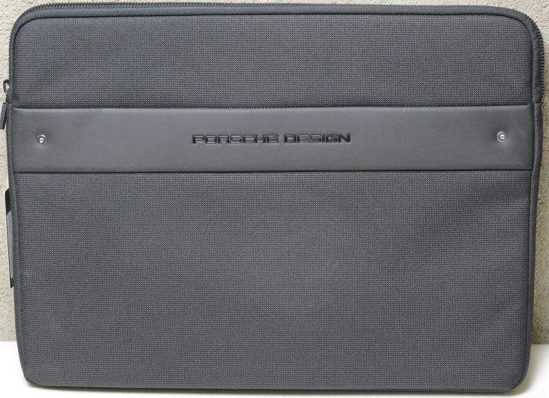 Een 15” zwarte laptophoes, model P‘2000.