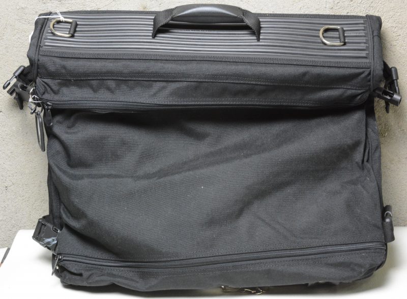 Een zwarte kledingtas uit de reeks ‘Tank bag’.