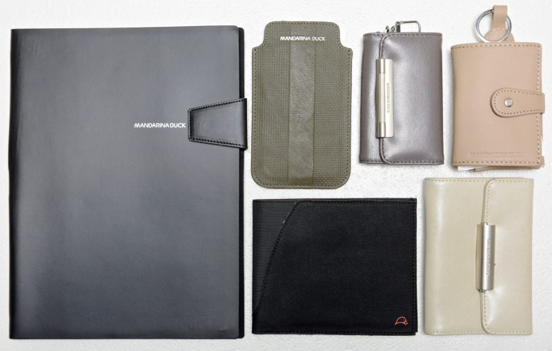 Een lot lederwaren, bestaande uit een beige hoesje voor een Ipod Nano, een planner-contactboek, twee portefeuilles, een hoesje voor een gsm en een sleutelbuideltje.