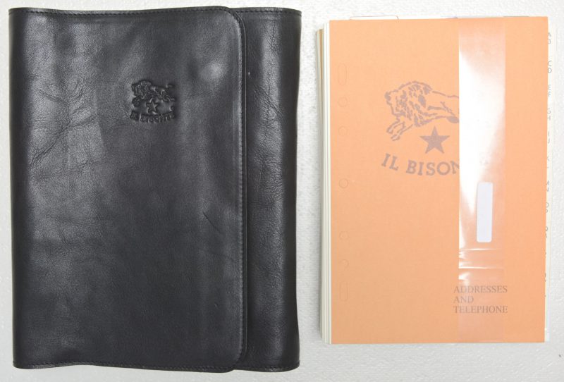 Een contactboek-planner in zwart lederen kaft. Met stofhoes en met twee navullingen.