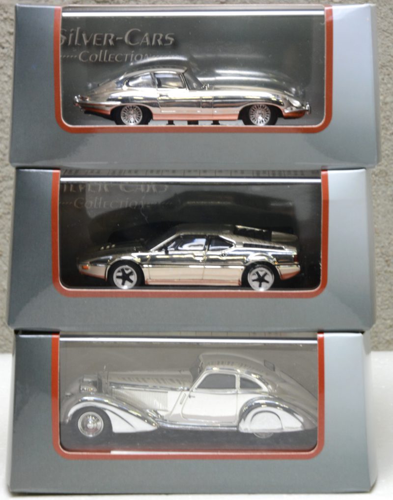 Drie modelauto’s op schaal 1:42, bestaande uit een Jaguar E-type, een BMW M1 en een Mercedes-Benz 500K. In originele doosjes.