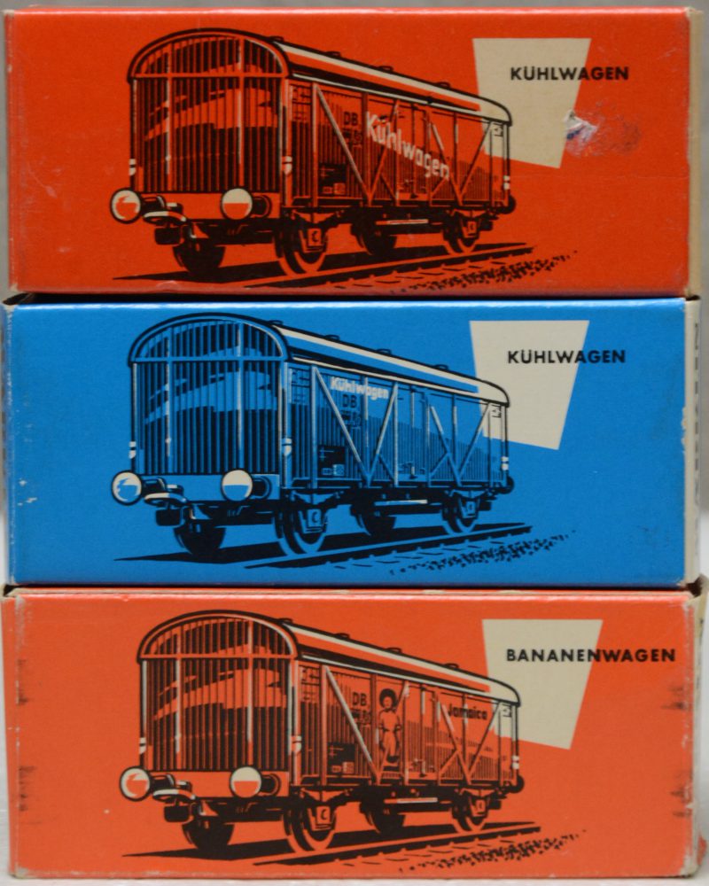 Twee koelwagons en een bananenwagen van de Duitse spoorwegen op schaal HO. In originele dozen.