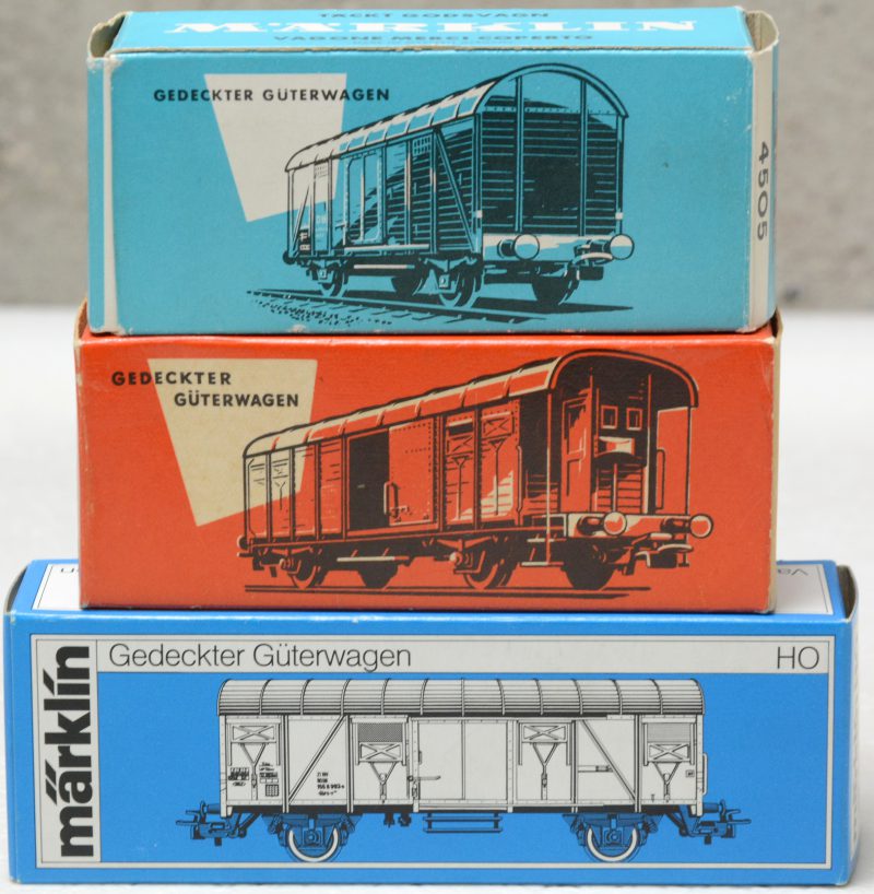Drie verschillende gesloten goederenwagons van de Duitse spoorwegen op schaal HO. In originele dozen.
