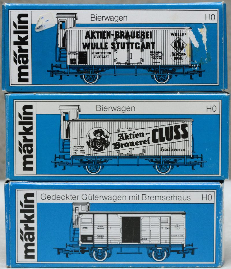 Een lot van drie verschillende Duitse goederenwagons met remhuis op schaal HO. In originele dozen.