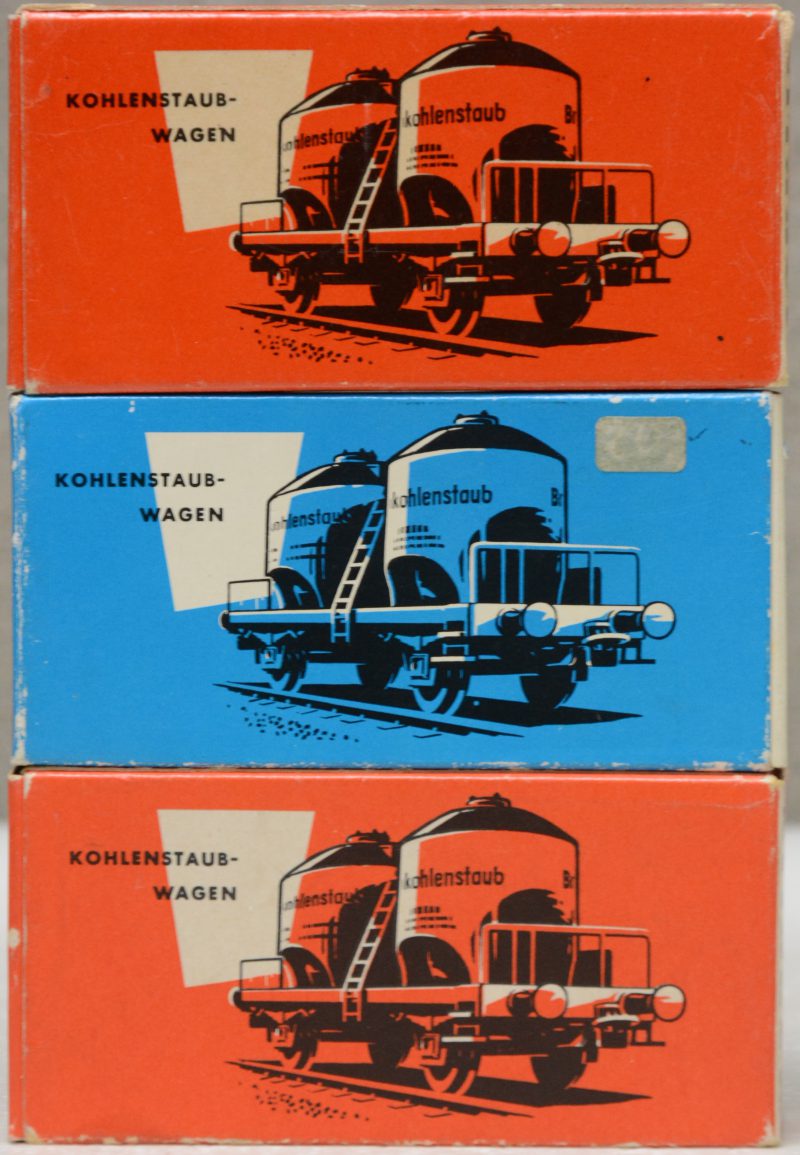 Een lot van drie Duitse kolenwagons op schaal HO. In originele dozen.