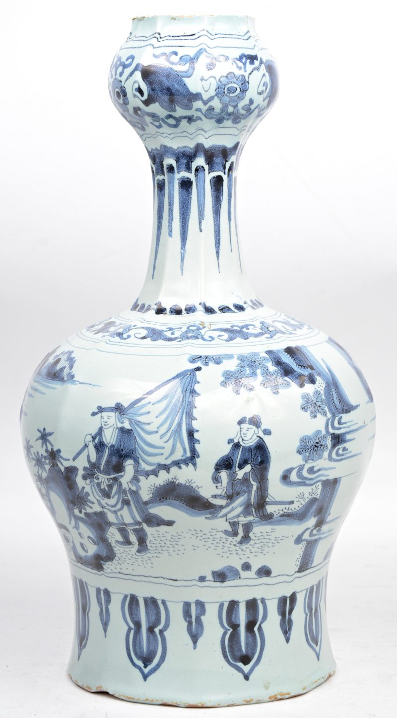 Een XVIIIe eeuwse vaas van Delfts aardewerk met een Chinees decor. Lichte gebruiksschade en voorbereid voor montage als lampenvoet.