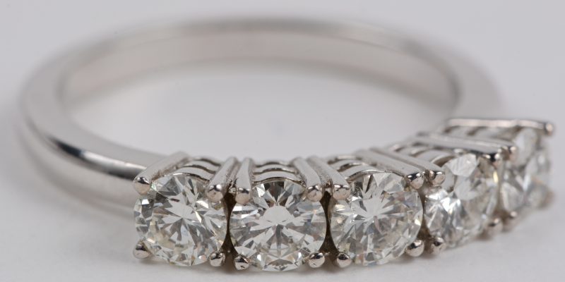 Een 18 karaats wit gouden ring bezet met diamanten met een gezamenlijk gewicht ± 1,18 ct.