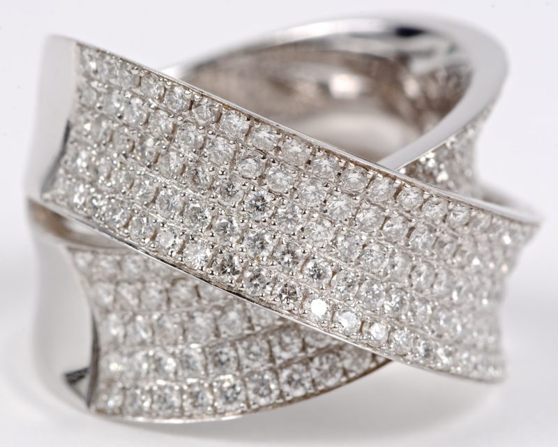 Een 18 karaats wit gouden ring bezet met diamanten met een gezamenlijk gewicht ± 2,39 ct. F. VS1.