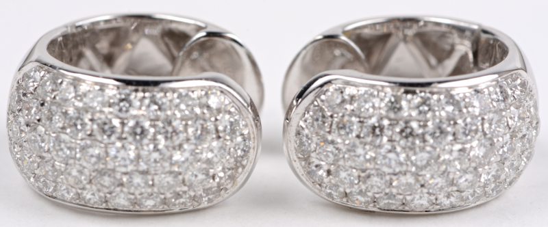 Een paar 18 karaats wit gouden oorbellen bezet met diamanten met een gezamenlijk gewicht ± 1,28 ct.