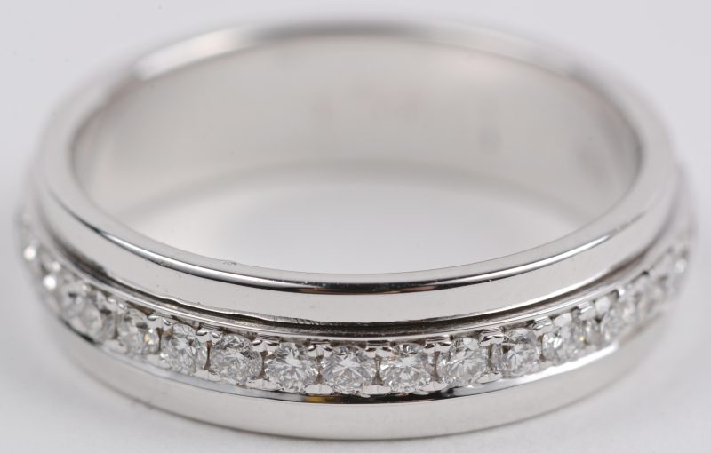 Een 18 karaats wit gouden ring bezet met diamanten met een gezamenlijk gewicht ± 0,48 ct. Model Piaget.