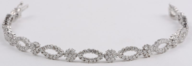 Een 18 karaats wit gouden armband bezet met diamanten met een gezamenlijk gewicht ± 4,80 ct.