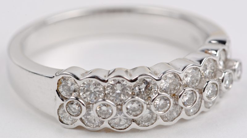 Een 18 karaats wit gouden ring bezet met diamanten met een gezamenlijk gewicht ± 0,94 ct.