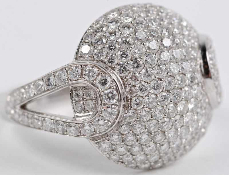 Een 18 karaats wit gouden ring bezet met diamanten met een gezamenlijk gewicht ± 1,82 ct.