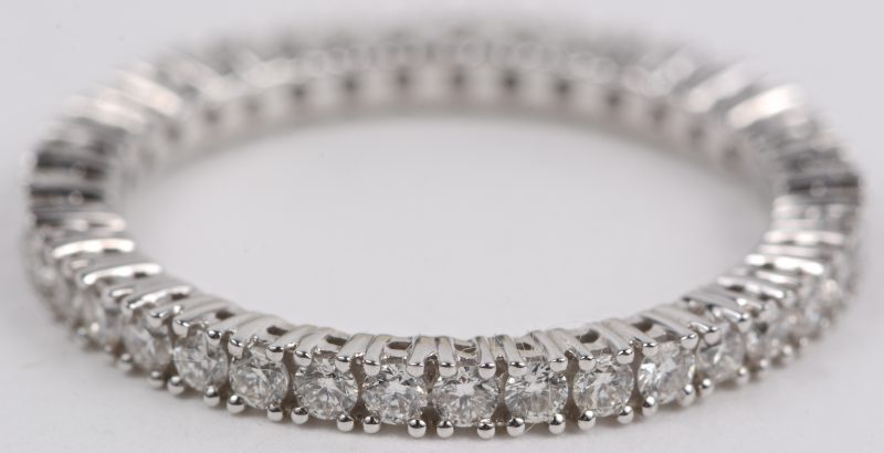 Een 18 karaats wit gouden ring bezet met diamanten met een gezamenlijk gewicht ± 0,74 ct.