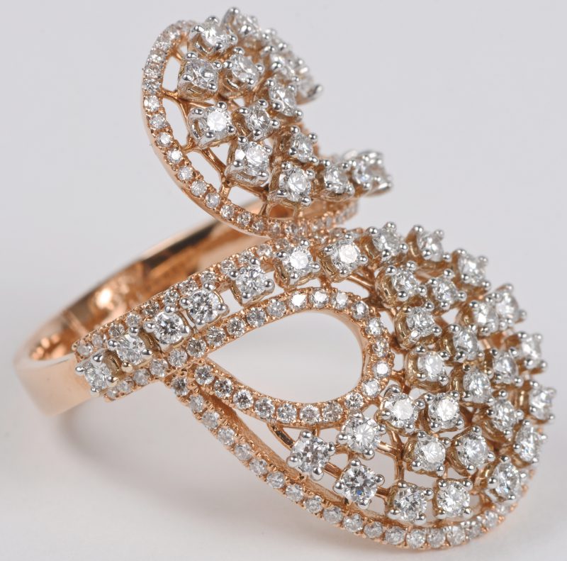 Een 18 karaats roze gouden ring bezet met diamanten met een gezamenlijk gewicht ± 2,05 ct.