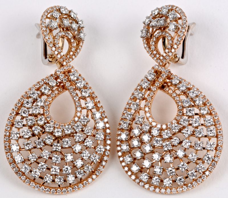 Een paar 18 karaats roze gouden oorbellen bezet met diamanten met een gezamenlijk gewicht ± 5,18 ct.
