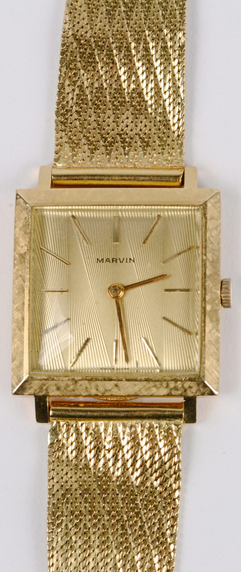 Een 18 karaats geel gouden horloge met geel gouden polsband.