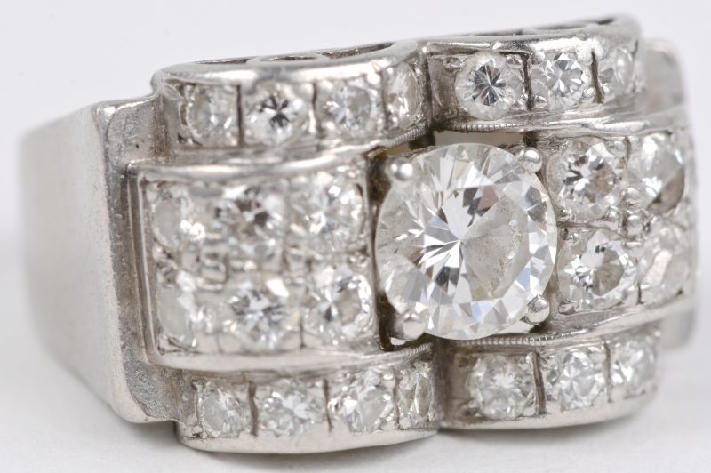 Een art deco platina ring bezet met diamanten oude slijp en briljanten met een gezamenlijk gewicht van ± 2 ct.