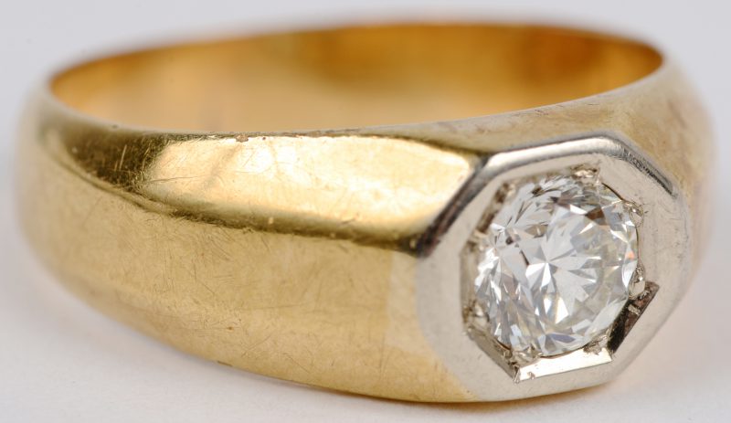 Een 18 karaats geel gouden ring bezet met een centrale diamant van ± 1 ct.