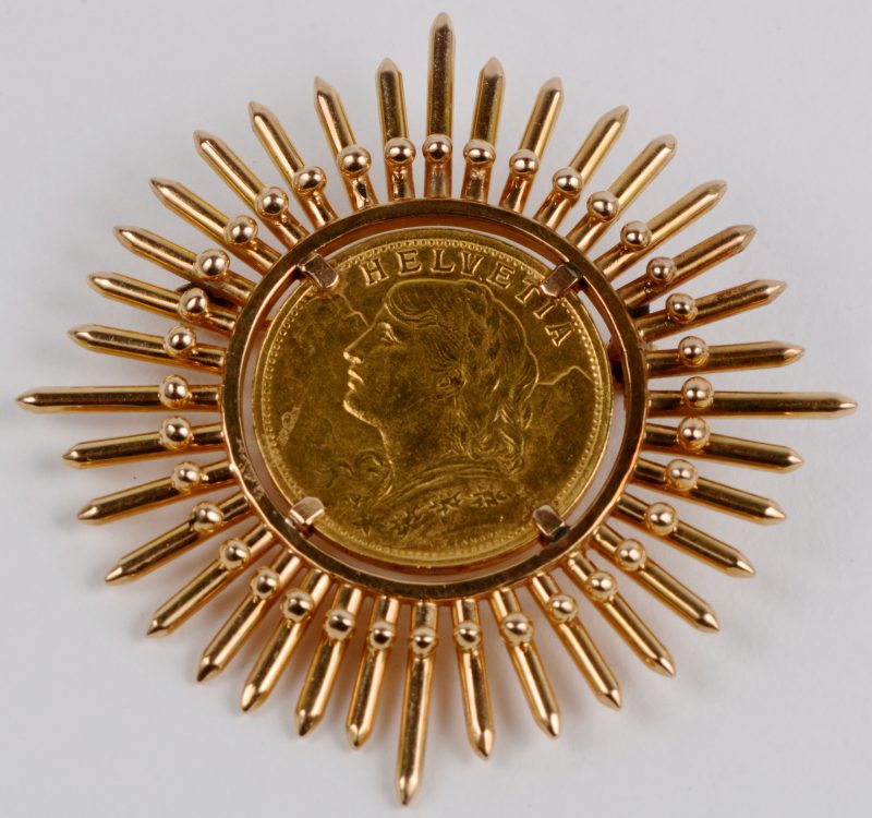 Een 18 karaats geel gouden broche of hanger bezet met een Zwitserse munt van 20 Frank.