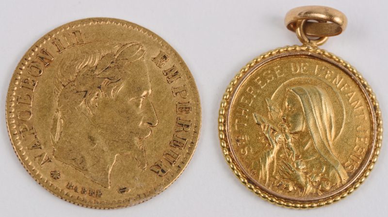 Een 18 karaats geel gouden medaillon met Madonna en een 18 karaats geel gouden munt van 10 f. Napoleon III.
