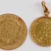 Een 18 karaats geel gouden medaillon met Madonna en een 18 karaats geel gouden munt van 10 f. Napoleon III.
