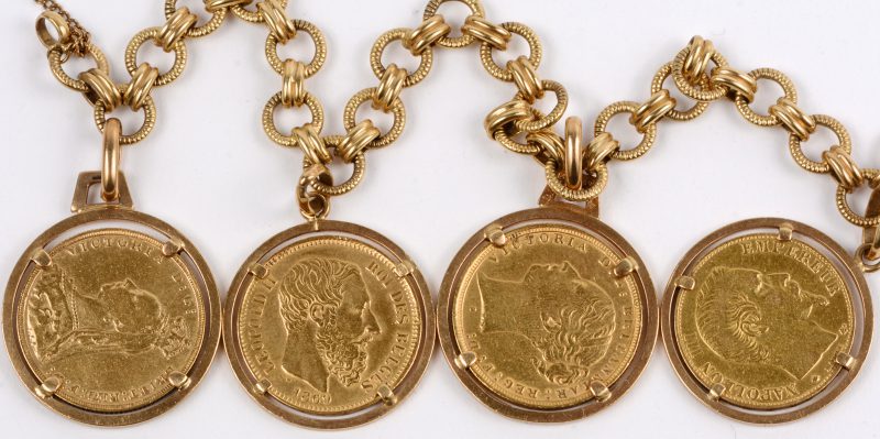 Een 18 karaats geel gouden armband bezet met vier gouden munten: 20 BFR 1869, Victoria 1886 en 1891, 20 FFR, 1860.