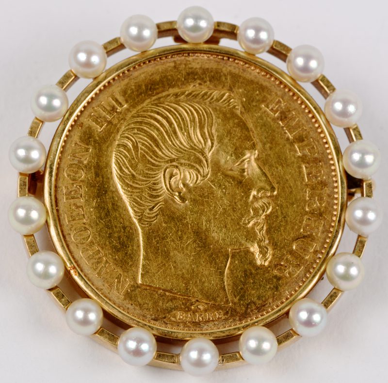 Een 18 karaats geel gouden munt 50 Frank Napoleon III omlijst met parels.