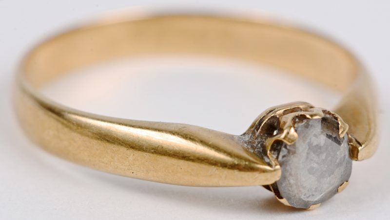 Een 18 karaats geel gouden ring met een diamant oude slijp van ± 0,20 ct.