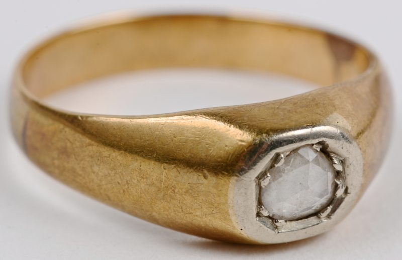 Een 18 karaats geel gouden ring bezet met een diamant oude slijp van ± 0,25 ct.