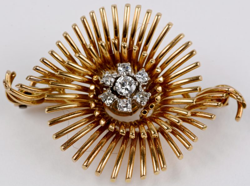 Een 18 karaats geel gouden broche bezet met diamanten met een gezamenlijk gewicht van ± 0,40 ct.