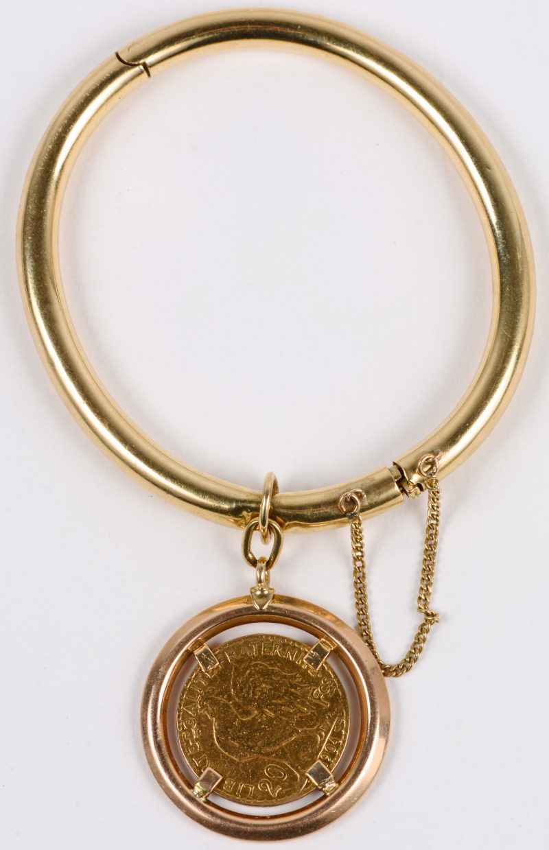 Een 18 karaats geel gouden slavenarmband met een gouden munt van 20 FF.