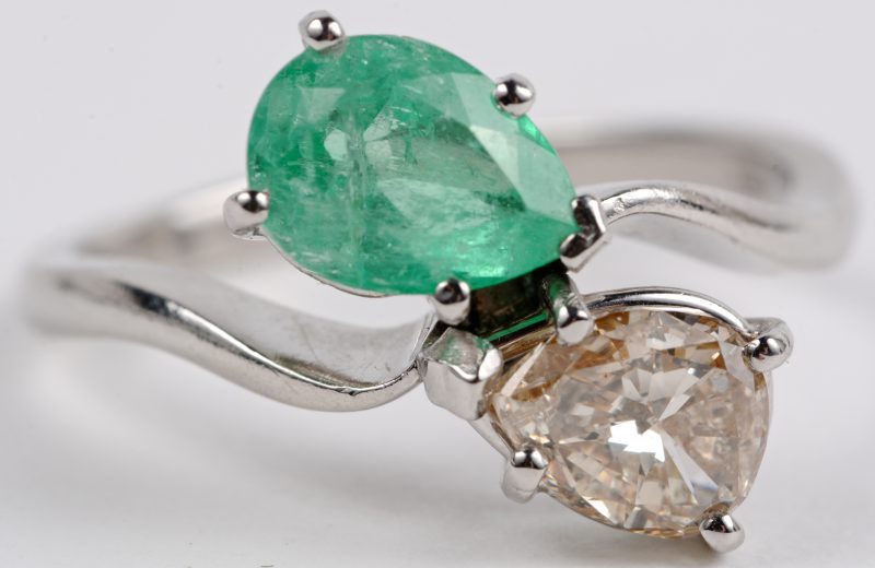 “Toi et Moi”. Een 18 karaats wit gouden ring bezet met een diamant van ± 1ct. en een smaragd van ± 1 ct.