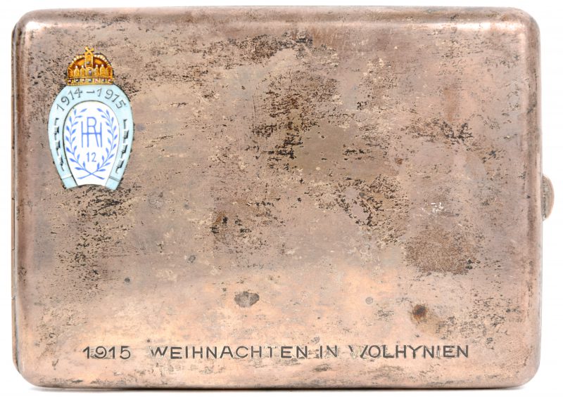 Een sigaretten doos van zilver met datum in email en Kerstherdenking 1914-1915.