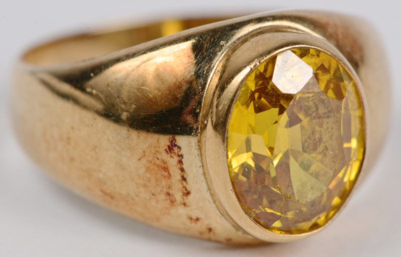 Een 9 karaats geel gouden ring bezet met een citrine van ± 2,50 ct.