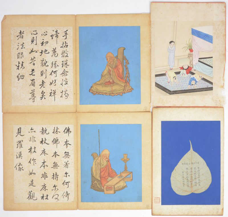 Een reeks van vier oude Chinese prenten, bestaande uit een tekst op een blad, een voorstelling met spelende kinderen en twee Chinese wijzen in spiegelbeeld. In kaften.